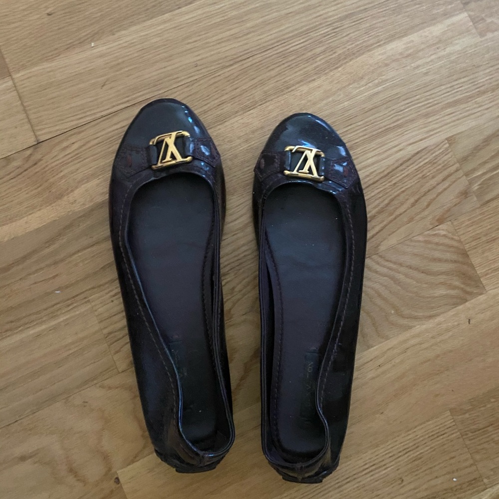 LV maroon ballerina